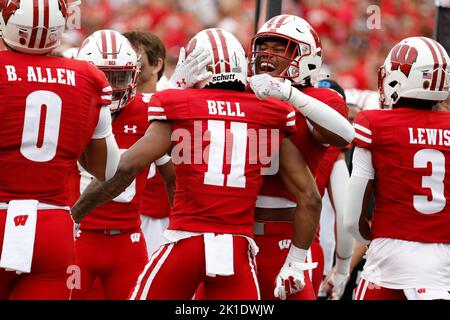 Madison, WISCONSIN, Stati Uniti. 17th Set, 2022. Wisconsin Badgers Wide Receiver Skyler Bell (11) festeggia con l'ampio ricevitore Markus Allen (4) dopo il suo 18 yard touchdown Reception durante la partita di calcio NCAA tra gli Aggies dello Stato del New Mexico e i tassi del Wisconsin al Camp Randall Stadium di Madison, WISCONSIN. Darren Lee/CSM/Alamy Live News Foto Stock