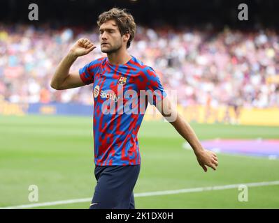 Sabadell, Barcellona, Spagna. 17th Set, 2022. Barcellona Spagna 17.09.2022 Marcos Alonso (FC Barcelona) gesti durante la Liga Santander tra FC Barcelona e Elche CF a Camp Nou il 17 settembre 2022 a Barcellona. (Credit Image: © Xavi Urgeles/ZUMA Press Wire) Foto Stock