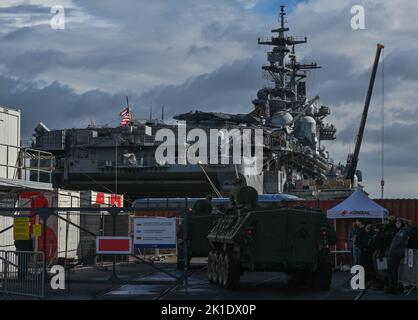 GDYNIA, Polonia. 17th Set, 2022. I veicoli militari STATUNITENSI arrivano a bordo della USS Kearsarge (LHD-3) ormeggiata nel porto di Gdynia. La USS Kearsage, un'imbarcazione di atterraggio della marina militare statunitense Wasp, visita il porto di Gdynia per sottolineare l'impegno della marina statunitense e del corpo marino statunitense nel Mar Baltico e per rafforzare le relazioni tra gli Stati Uniti e la Polonia, un alleato chiave della NATO. Credit: ASWphoto/Alamy Live News Foto Stock