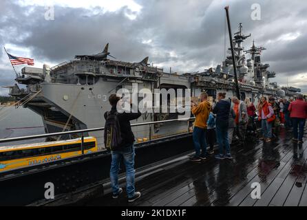 GDYNIA, Polonia. 17th Set, 2022. I curiosi abitanti del posto guardano e scattano foto alla USS Kearsarge (LHD-3) ormeggiata nel porto di Gdynia. La USS Kearsage, un'imbarcazione di atterraggio della marina militare statunitense Wasp, visita il porto di Gdynia per sottolineare l'impegno della marina statunitense e del corpo marino statunitense nel Mar Baltico e per rafforzare le relazioni tra gli Stati Uniti e la Polonia, un alleato chiave della NATO. Credit: ASWphoto/Alamy Live News Foto Stock