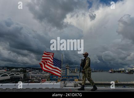 GDYNIA, Polonia. 17th Set, 2022. I curiosi abitanti del posto guardano la USS Kearsarge (LHD-3) ormeggiata nel Porto di Gdynia. La USS Kearsage, un'imbarcazione di atterraggio della marina militare statunitense Wasp, visita il porto di Gdynia per sottolineare l'impegno della marina statunitense e del corpo marino statunitense nel Mar Baltico e per rafforzare le relazioni tra gli Stati Uniti e la Polonia, un alleato chiave della NATO. Credit: ASWphoto/Alamy Live News Foto Stock