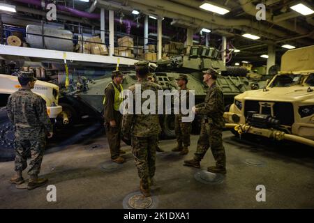 GDYNIA, Polonia. 17th Set, 2022. Personaggio militare e veicoli a bordo della USS Kearsarge (LHD-3) ormeggiati nel porto di Gdynia. La USS Kearsage, un'imbarcazione di atterraggio della marina militare statunitense Wasp, visita il porto di Gdynia per sottolineare l'impegno della marina statunitense e del corpo marino statunitense nel Mar Baltico e per rafforzare le relazioni tra gli Stati Uniti e la Polonia, un alleato chiave della NATO. Credit: ASWphoto/Alamy Live News Foto Stock