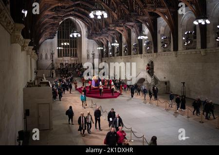Londra, Regno Unito. 17th Set, 2022. I membri del pubblico pagano i loro rispetti mentre passano la bara della Regina Elisabetta II di notte, in quanto si trova nello Stato all'interno di Westminster Hall, presso il Palazzo di Westminster a Londra, Regno Unito, il 17 settembre 2022. Foto di Raphael Lafargue/ABACAPRESS.COM Credit: Abaca Press/Alamy Live News Foto Stock