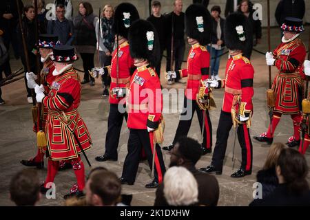 Londra, Regno Unito. 17th Set, 2022. I membri del pubblico pagano i loro rispetti mentre passano la bara della Regina Elisabetta II di notte, in quanto si trova nello Stato all'interno di Westminster Hall, presso il Palazzo di Westminster a Londra, Regno Unito, il 17 settembre 2022. Foto di Raphael Lafargue/ABACAPRESS.COM Credit: Abaca Press/Alamy Live News Foto Stock