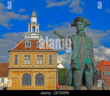 Captain George Vancouver, statua, Dogana, Kings Lynn, Norfolk, Inghilterra, Regno Unito Foto Stock