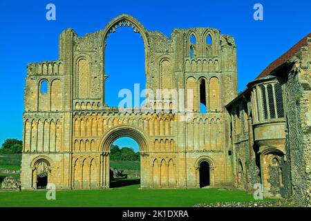 Castello Acre Priory, Norfolk, fronte ovest della chiesa del priorato, Priors Lodging, priorati in rovina inglese, Inghilterra, Regno Unito Foto Stock