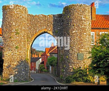 Castello Acre, medievale Bailey Gate, e Bailey Street, Norfolk, Inghilterra, REGNO UNITO Foto Stock