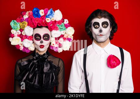 Foto di zombie pooky coppia uomo signora fare grimace paura stare spaventoso bambini evento ottobre indossare abito nero costume morte archetto roses Foto Stock