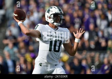 Seattle, Washington, Stati Uniti. 17th Set, 2022. Payton Thorne (10 lancia un passo nel primo trimestre dell'NCAA Football Game tra i Washington Huskies e i Michigan state Spartans all'Husky Stadium di Seattle, Washington). Steve Faber/CSM/Alamy Live News Foto Stock