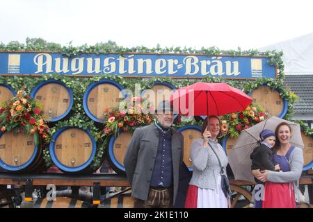 Monaco, Germania. 17th Set, 2022. La gente partecipa all'Oktoberfest 2022 a Monaco di Baviera, Germania, 17 settembre 2022. L'Oktoberfest, il più grande festival folcloristico della Germania, è iniziato sabato a Monaco dopo una pausa di due anni indotta dal COVID. Il festival dovrebbe accogliere milioni di visitatori da tutto il mondo con birre speciali dell'Oktoberfest e specialità abbondanti come salsicce fritte e nocciole di maiale. Credit: Shan Weiyi/Xinhua/Alamy Live News Foto Stock