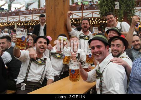 Monaco, Germania. 17th Set, 2022. La gente partecipa all'Oktoberfest 2022 a Monaco di Baviera, Germania, 17 settembre 2022. L'Oktoberfest, il più grande festival folcloristico della Germania, è iniziato sabato a Monaco dopo una pausa di due anni indotta dal COVID. Il festival dovrebbe accogliere milioni di visitatori da tutto il mondo con birre speciali dell'Oktoberfest e specialità abbondanti come salsicce fritte e nocciole di maiale. Credit: Shan Weiyi/Xinhua/Alamy Live News Foto Stock