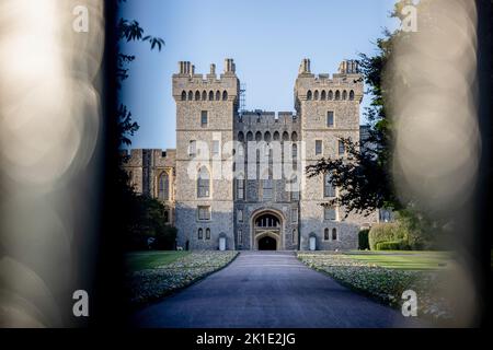 Windsor, Regno Unito. 17th Set, 2022. I fiori visti si posano sul lato del vialetto che conduce al Castello di Windsor. Folle di pianti e benestanti provenienti da tutto il mondo continuano a venire al Castello di Windsor per rendere omaggio alla Regina Elisabetta II, morta il 8th settembre 2022. Credit: SOPA Images Limited/Alamy Live News Foto Stock