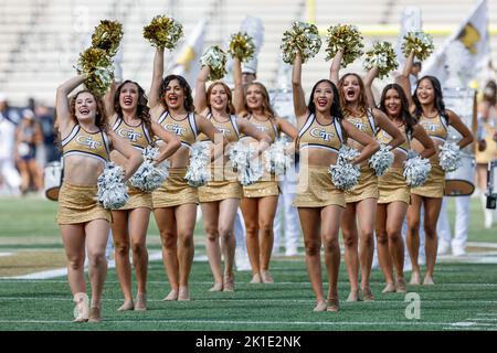 Atlanta, Georgia. 17th Set, 2022. La band di Georgia Tech's Yellow Jacket Marching si esibirà prima della partita di football NCAA con le Georgia Tech Yellow Jackets e gli Ole Miss Rebel, suonati al Bobby Dodd Stadium nel campus della Georgia Tech di Atlanta, Georgia. OLE Miss chiude le giacche gialle, 42-0. Cecil Copeland/CSM/Alamy Live News Foto Stock
