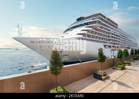 Istanbul, Turchia - 31 agosto 2022: Seven Seas Explorer, grande nave da crociera ormeggiata al terminal di Galatport, uno sviluppo a uso misto situato lungo la riva dello stretto del Bosforo, nel quartiere di Karakoy Foto Stock