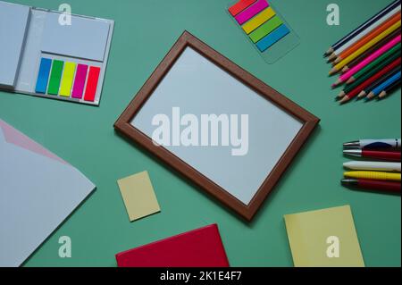 La scuola fornisce la cancelleria su un fondo verde - ritorno al concetto della scuola Foto Stock