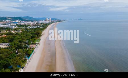 Takiab Beach Huahin Thailandia, vista aerea della spiaggia di Huahin al mattino, spiaggia vuota durante la stagione delle piogge bassa stagione in Thailandia Foto Stock