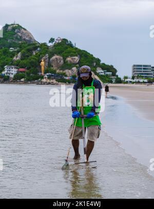 Takiab Beach Huahin Thailandia 2002 agosto, pescatori che pescano le conchiglie sulla spiaggia Foto Stock