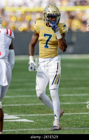Atlanta, Georgia. 17th Set, 2022. Zamari Walton di Georgia Tech (7) in azione durante la partita di football NCAA con le giacche gialle di Georgia Tech e i ribelli di Ole Miss, giocati allo stadio Bobby Dodd nel campus di Georgia Tech ad Atlanta, Georgia. OLE Miss chiude le giacche gialle, 42-0. Cecil Copeland/CSM/Alamy Live News Foto Stock