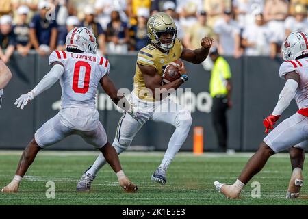 Atlanta, Georgia. 17th Set, 2022. Jeff Sims di Georgia Tech (10) in azione durante la partita di football NCAA con le giacche gialle di Georgia Tech e i ribelli di Ole Miss, giocato allo stadio Bobby Dodd nel campus di Georgia Tech ad Atlanta, Georgia. OLE Miss chiude le giacche gialle, 42-0. Cecil Copeland/CSM/Alamy Live News Foto Stock