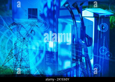 La sera elettricità pilone silhouette contro codici binari e linee Foto Stock