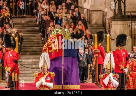 Londra, Regno Unito. 16th Set, 2022. I membri del pubblico pagano i loro rispetti intorno alla bara della regina Elisabetta II nella sala di Westminster, drappeggiato nello standard reale con la corona di Stato imperiale e l'orbo e scettro del sovrano, giacendo in stato sulla catafalque, davanti al suo funerale. Credit: SOPA Images Limited/Alamy Live News Foto Stock