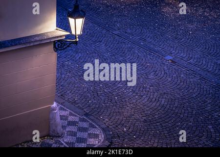 Angolo di strada con lampione nel centro storico di Praga di notte, Repubblica Ceca Foto Stock