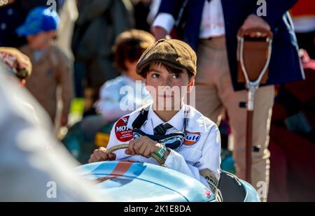 La Settrington Cup festeggia il suo 10th° anniversario al Goodwood Revival Festival, dove i giovani piloti hanno una monoposto Austin J40 per correre lungo il rettilineo del circuito Goodwood, Goodwood, Regno Unito, il 17 settembre 2022. Foto di Phil Hutchinson. Solo per uso editoriale, licenza richiesta per uso commerciale. Non è utilizzabile nelle scommesse, nei giochi o nelle pubblicazioni di un singolo club/campionato/giocatore. Credit: UK Sports Pics Ltd/Alamy Live News Foto Stock