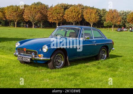 1974 70s anni settanta Blue MG B GT 8 3528cc benzina sportiva britannica; in mostra all'evento Classic e Speed di Southport, Regno Unito Foto Stock