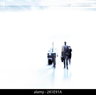 Arrossendo attraverso la macinatura quotidiana. Scatto sfocato di un businessspeople che commuta. Foto Stock