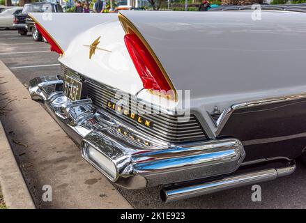 1957 Lincoln Premiere convertibile a Coolangatta, Gold Coast, queensland, australia durante il festival di Cooly Rocks in retrò Foto Stock