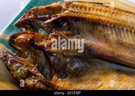 Closeup giapponese Aji no Hiraki (sgombri di cavallo secchi e salati) in un contenitore di cibo. Foto Stock