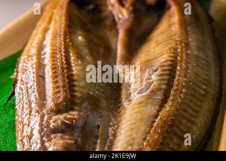 Closeup giapponese Aji no Hiraki (sgombri di cavallo secchi e salati) in un contenitore di cibo. Foto Stock