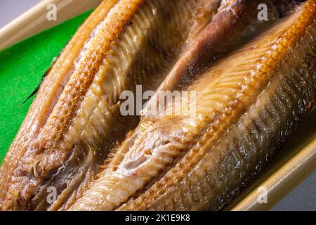 Closeup giapponese Aji no Hiraki (sgombri di cavallo secchi e salati) in un contenitore di cibo. Foto Stock