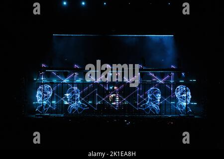 Toronto, Canada. 17th Set, 2022. Neil Tennant of PET Shop Boys si esibisce dietro uno schermo LED con immagini blu al Budweiser Stage di Toronto, CANADA Credit: Bobby Singh/Alamy Live News Foto Stock