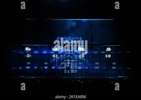 Toronto, Canada. 17th Set, 2022. Neil Tennant of PET Shop Boys si esibisce dietro uno schermo LED con immagini blu al Budweiser Stage di Toronto, CANADA Credit: Bobby Singh/Alamy Live News Foto Stock