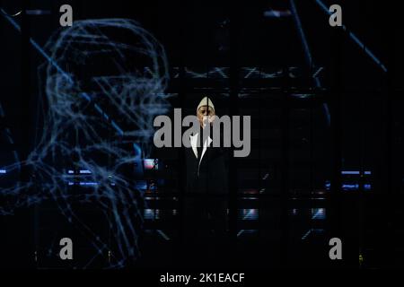 Toronto, Canada. 17th Set, 2022. Neil Tennant of PET Shop Boys si esibisce dietro uno schermo a LED proiettando teste blu al Budweiser Stage di Toronto, CANADA Credit: Bobby Singh/Alamy Live News Foto Stock