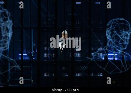 Toronto, Canada. 17th Set, 2022. Neil Tennant of PET Shop Boys si esibisce dietro uno schermo a LED proiettando teste blu al Budweiser Stage di Toronto, CANADA Credit: Bobby Singh/Alamy Live News Foto Stock