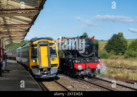 Il LMS Royal Scot classe 46115 scozzese Guardsman e un moderno treno diesel alla stazione di Hellifield, nello Yorkshire Foto Stock