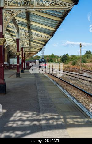 Il LMS Royal Scot classe 46115 Scots Guardsman alla stazione di Hellifield, Yorkshire Foto Stock