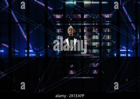 Toronto, Canada. 17th Set, 2022. Neil Tennant of PET Shop Boys si esibisce dietro uno schermo LED con immagini blu al Budweiser Stage di Toronto, CANADA Credit: Bobby Singh/Alamy Live News Foto Stock