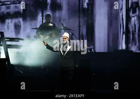 Toronto, Canada. 17th Set, 2022. Neil Tennant of PET Shop Boys si esibisce in un abito nero con revers bianchi e cappello bianco al Budweiser Stage di Toronto, CANADA Credit: Bobby Singh/Alamy Live News Foto Stock