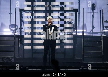 Toronto, Canada. 17th Set, 2022. Neil Tennant of PET Shop Boys si esibisce in un abito nero con revers bianchi e cappello bianco al Budweiser Stage di Toronto, CANADA Credit: Bobby Singh/Alamy Live News Foto Stock