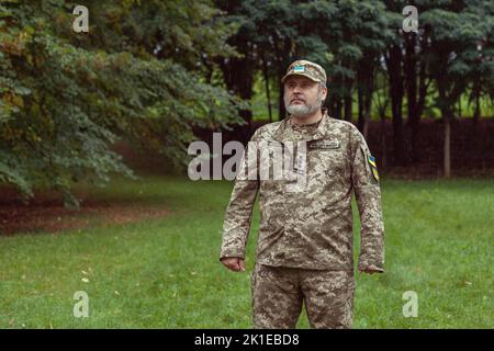 Ritratto di un soldato ucraino nella foresta. Guerra in Ucraina, conflitto, lotta. Foto Stock