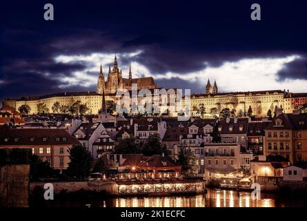 Repubblica Ceca Praga Vista da Karlov Most ( Ponte ) sopra il castello con la cattedrale di San Vito Foto Stock