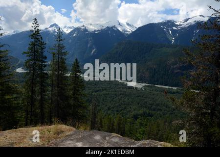 Il Fiume Squamish superiore e la Valle che corrono attraverso la catena del Tantalo delle montagne della Costa della Columbia Britannica, Canada. Foto Stock