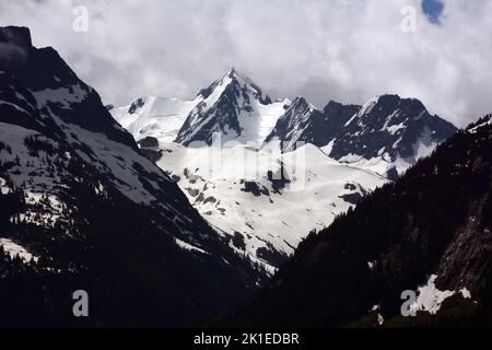 La vetta glaciata del Monte Tantalo nella catena del Tantalo delle montagne della Costa sopra la Valle di Squamish, Columbia Britannica, Canada. Foto Stock
