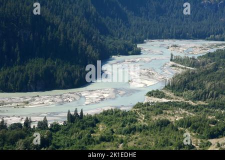 Il Fiume Squamish superiore e la Valle che corrono attraverso la catena del Tantalo delle montagne della Costa della Columbia Britannica, Canada. Foto Stock