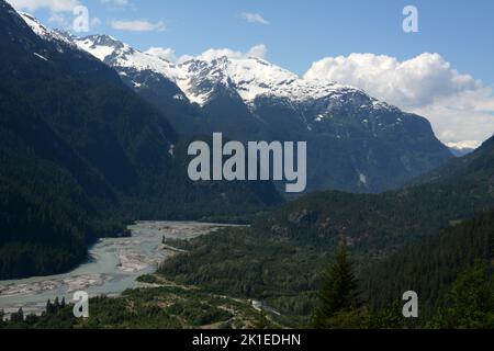 Il Fiume Squamish superiore e la Valle che corrono attraverso la catena del Tantalo delle montagne della Costa della Columbia Britannica, Canada. Foto Stock