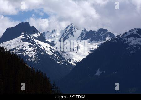 La vetta glaciata del Monte Tantalo nella catena del Tantalo delle montagne della Costa sopra la Valle di Squamish, Columbia Britannica, Canada. Foto Stock