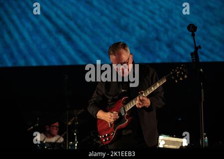 Toronto, Canada. 17th Set, 2022. Bernard Sumner di New Order e il batterista Stephen Morris (background) che si esibiscono sul palco al Budweiser Stage di Toronto, CANADA Credit: Bobby Singh/Alamy Live News Foto Stock